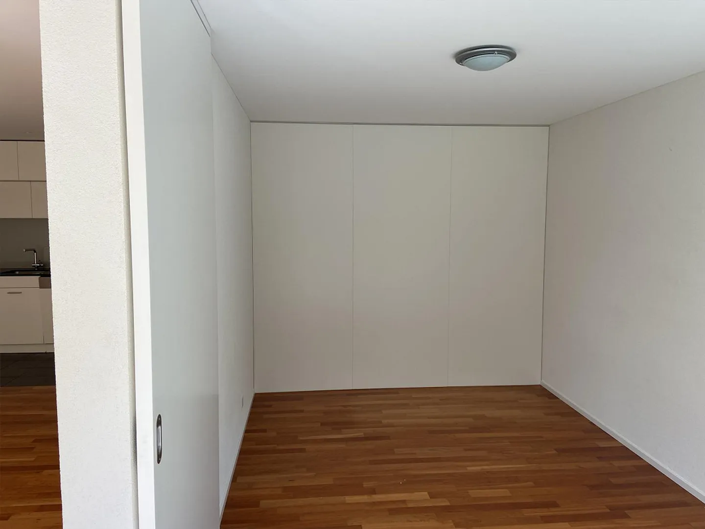 Modern apartment in ownership standard in a popular location with underground parking - Photo 8 of 12