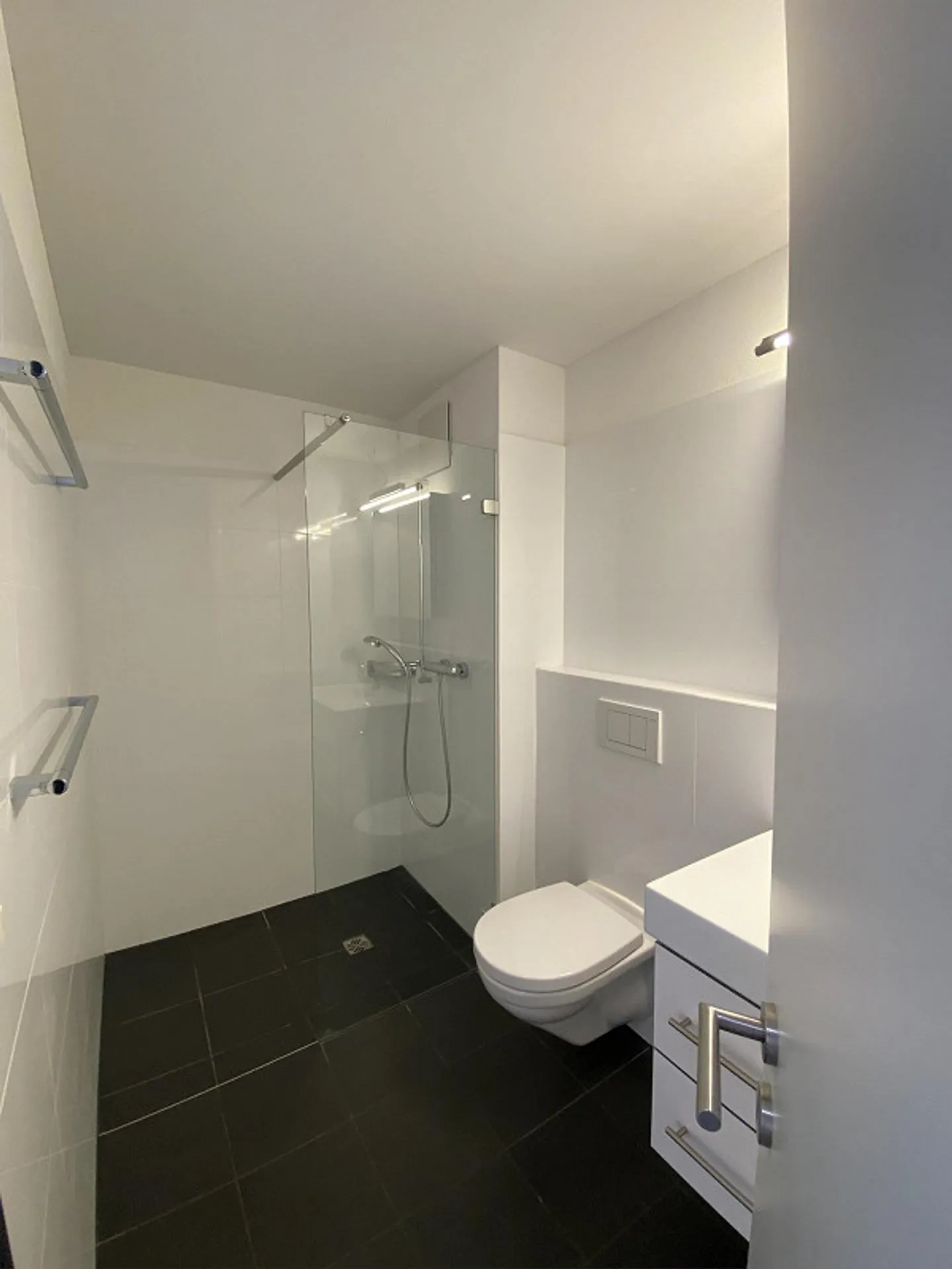 Modern apartment in ownership standard in a popular location with underground parking - Photo 9 of 12