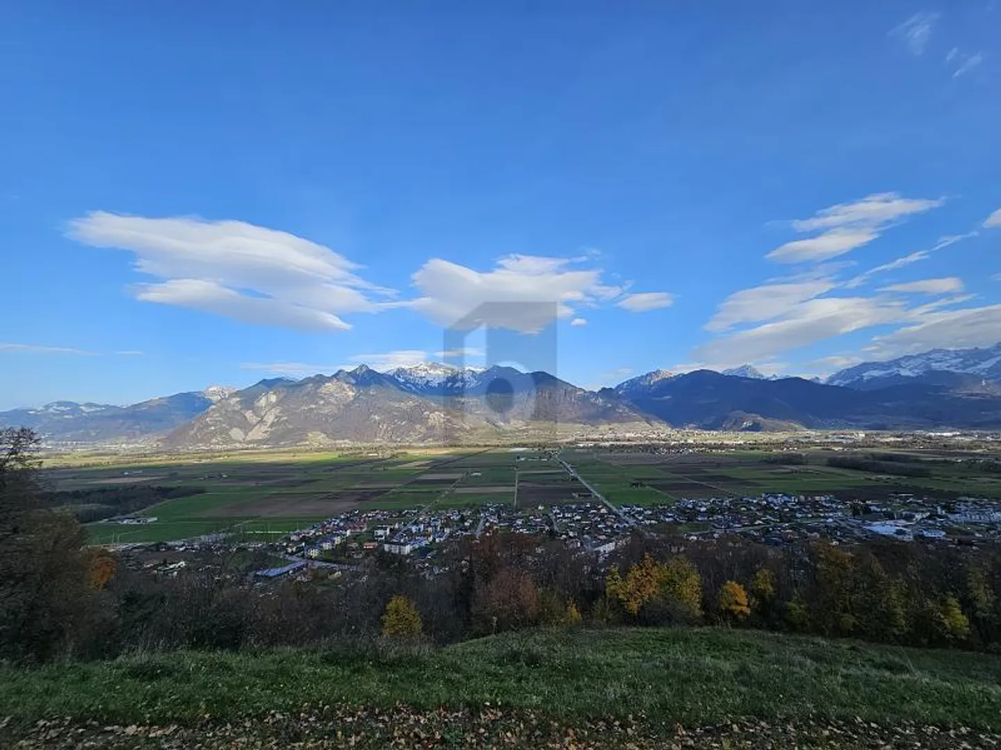 MOLTO SOLEGGIATO CON VISTA SULLE MONTAGNE - Foto 1 di 6