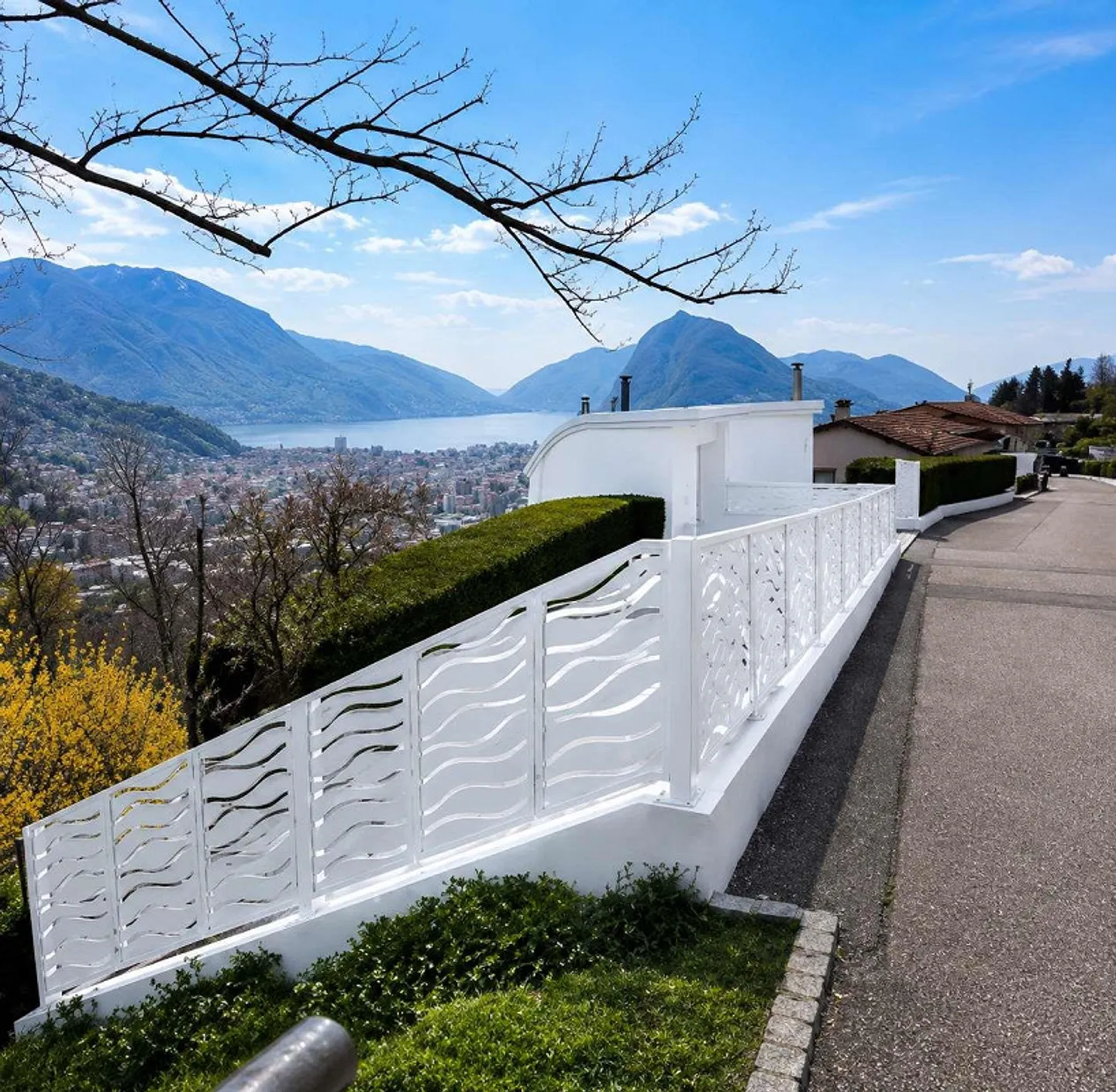 Lugano - Prestigious Villa with Lake View and Refined Outdoor Areas - Photo 3 of 13