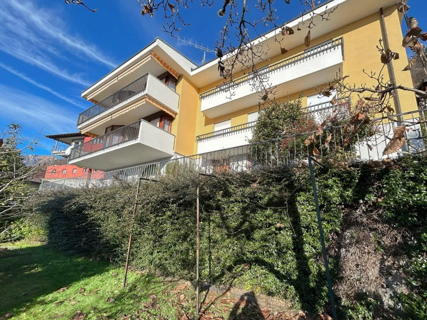 Casa plurifamiliare con 3 appartamenti, grande terreno e vista spettacolare - Foto 1 di 7