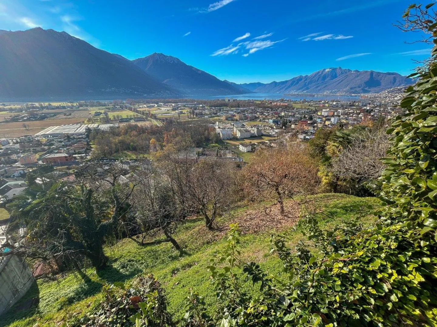 Casa plurifamiliare con 3 appartamenti, grande terreno e vista spettacolare - Foto 2 di 7