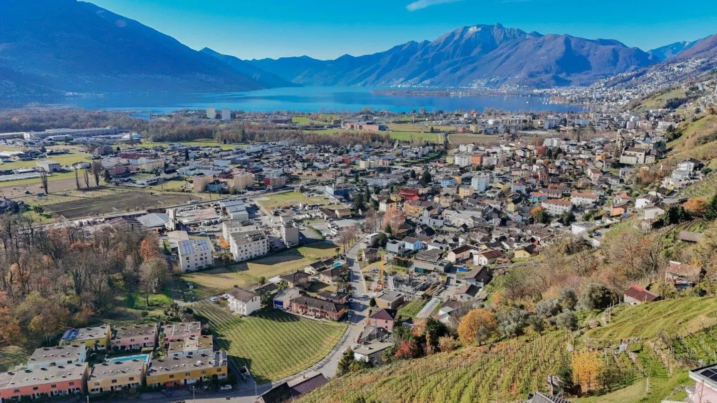 Casa plurifamiliare con 3 appartamenti, grande terreno e vista spettacolare - Foto 3 di 7