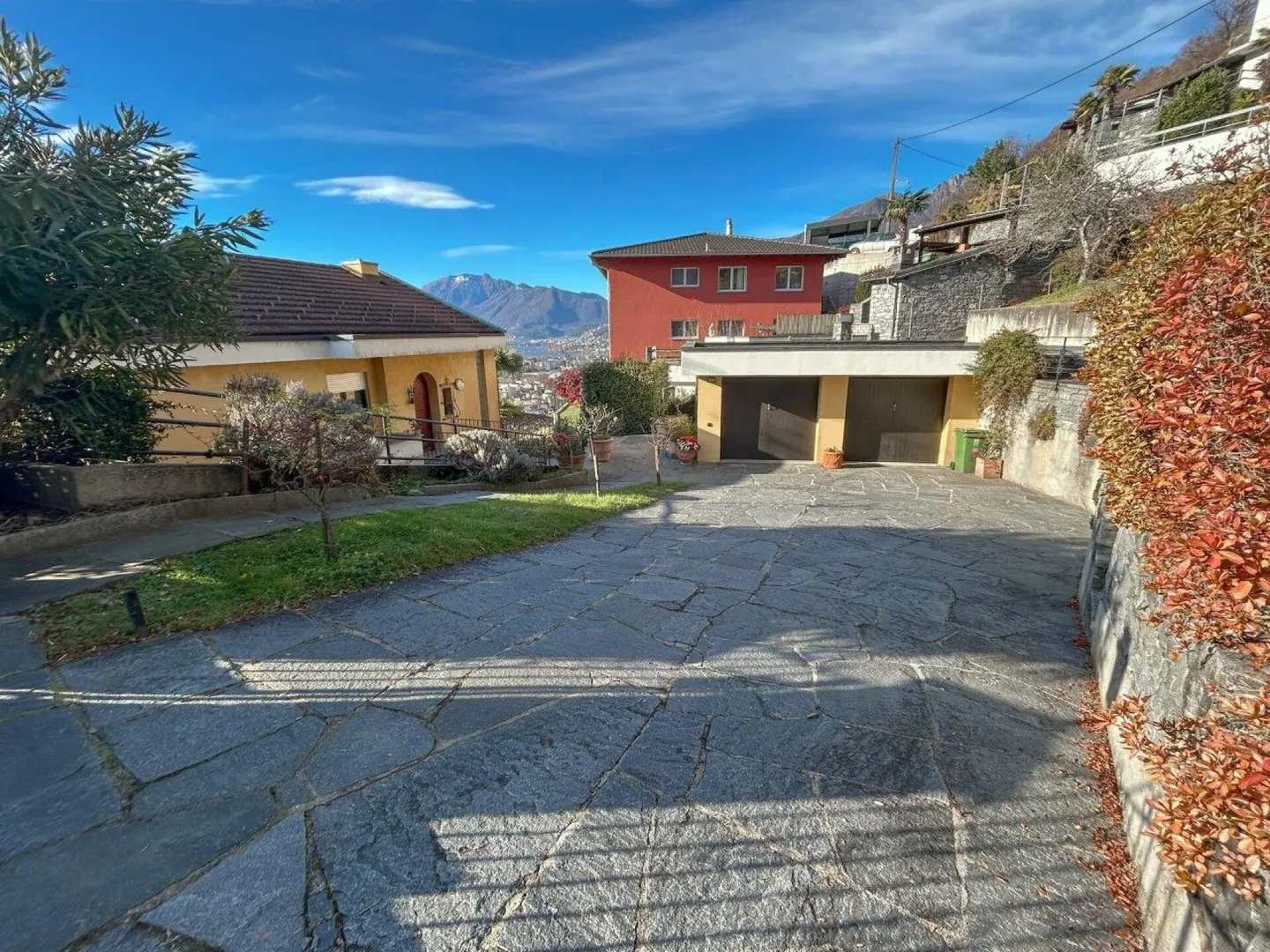 Casa plurifamiliare con 3 appartamenti, grande terreno e vista spettacolare - Foto 4 di 7