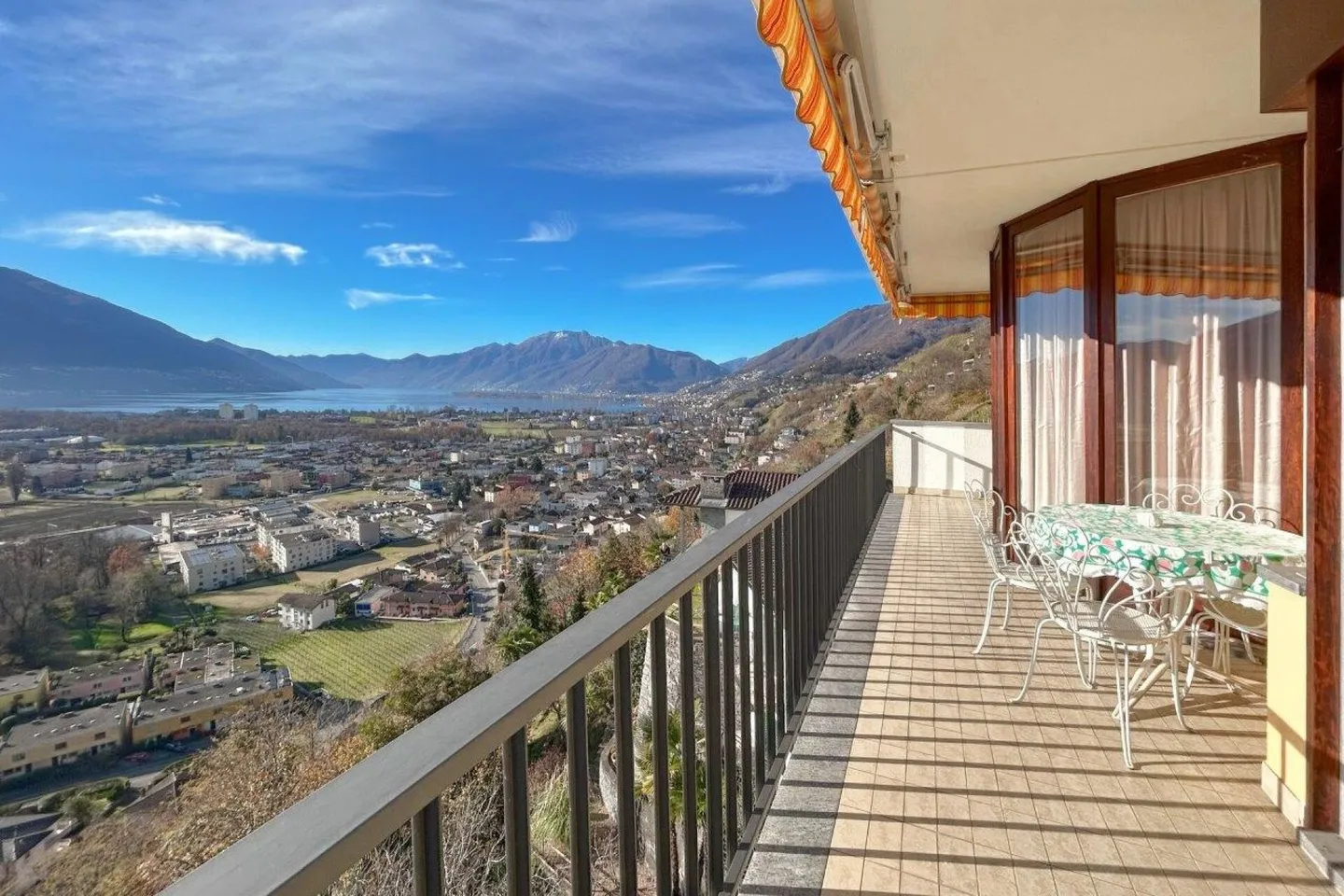 Casa plurifamiliare con 3 appartamenti, grande terreno e vista spettacolare - Foto 5 di 7