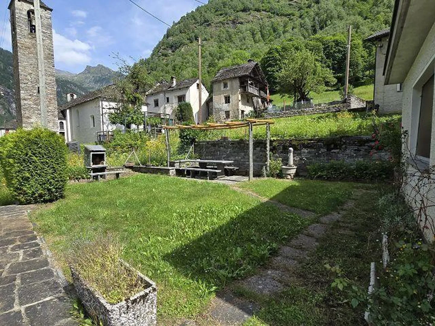 Grande proprietà con molto terreno in una posizione molto tranquilla e soleggiata... - Foto 26 di 37