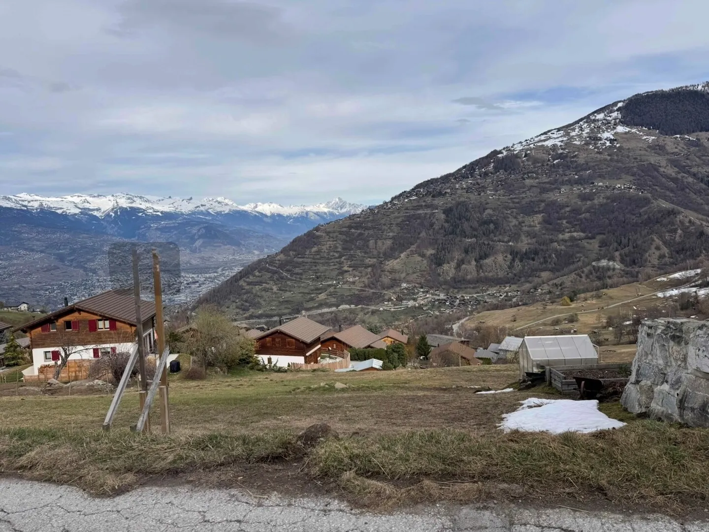 Very nice plot of 1163 m2 in a residential area in Sornard, Nendaz - Photo 1 of 3