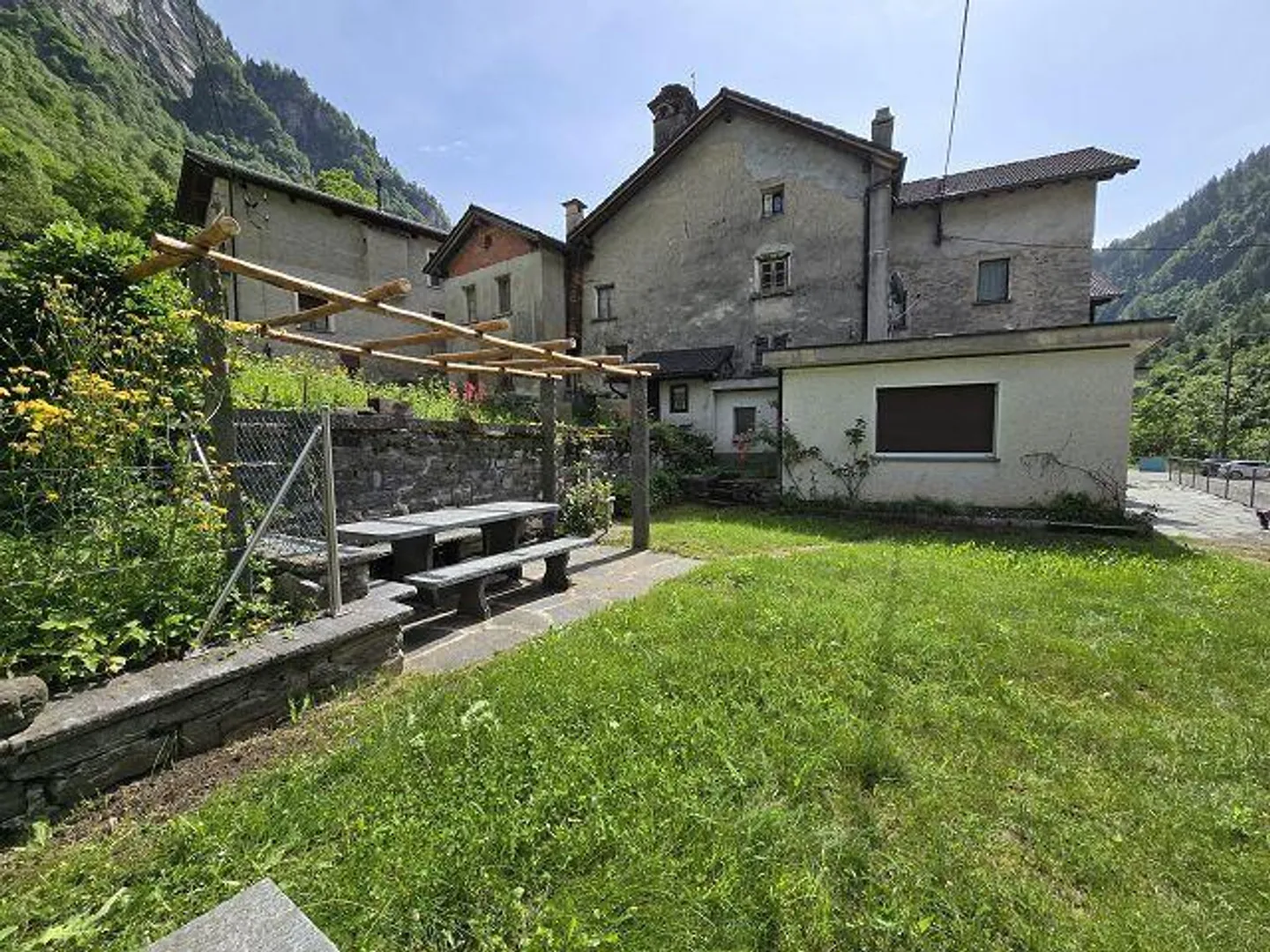 Grande proprietà con molto terreno in una posizione molto tranquilla e soleggiata... - Foto 27 di 37