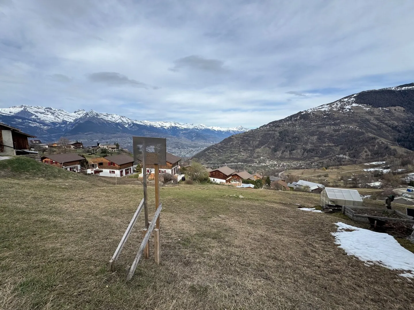 Very nice plot of 1163 m2 in a residential area in Sornard, Nendaz - Photo 2 of 3