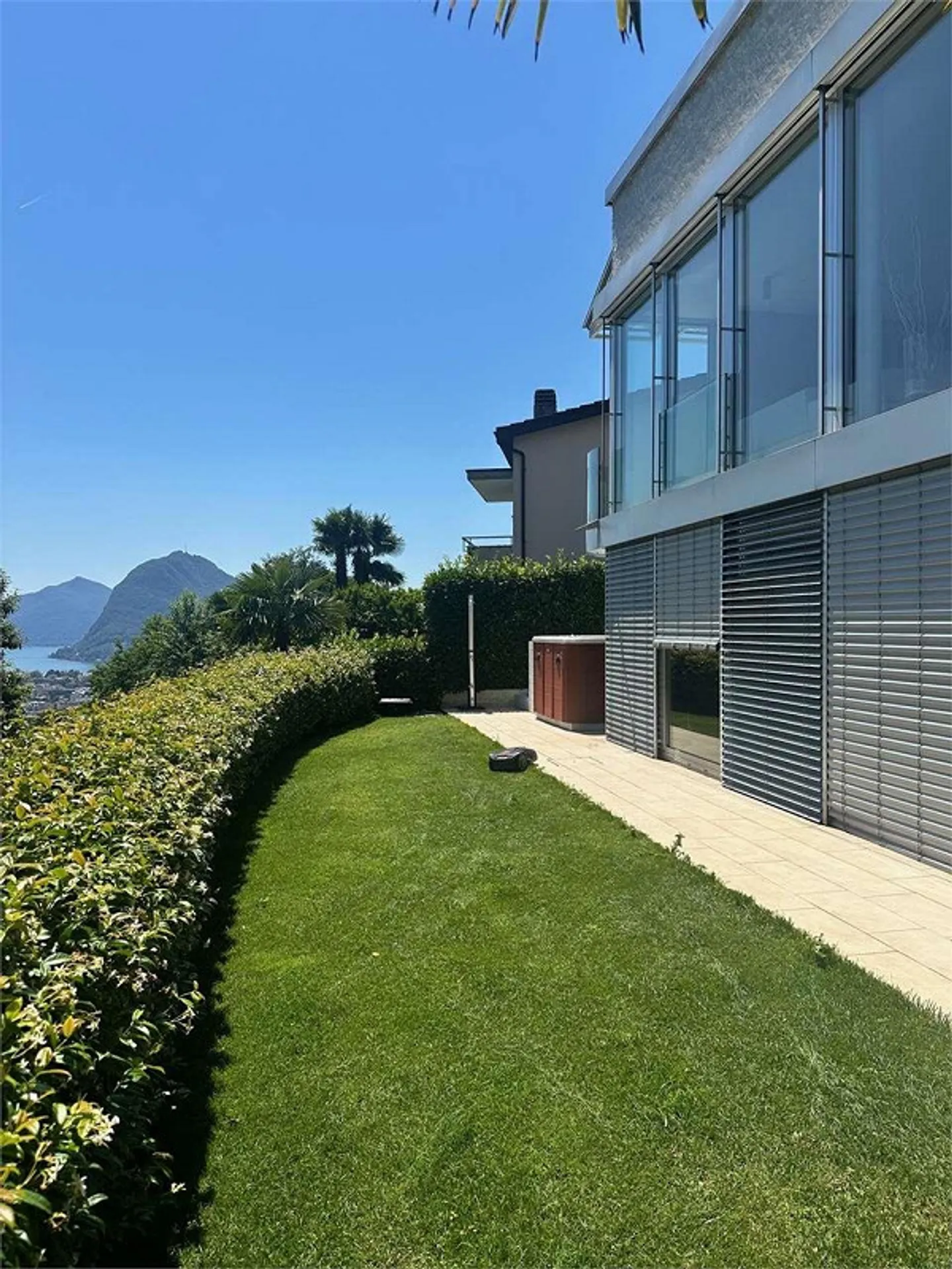 Lugano - Prestigious Villa with Lake View and Refined Outdoor Areas - Photo 12 of 13