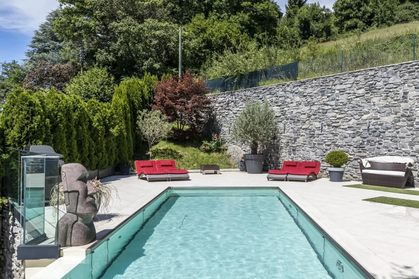 Bright property with pool and panoramic view - Photo 2 of 13