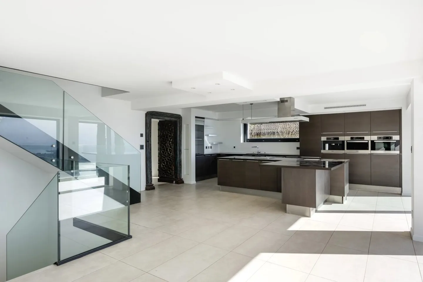 Bright property with pool and panoramic view - Photo 7 of 13