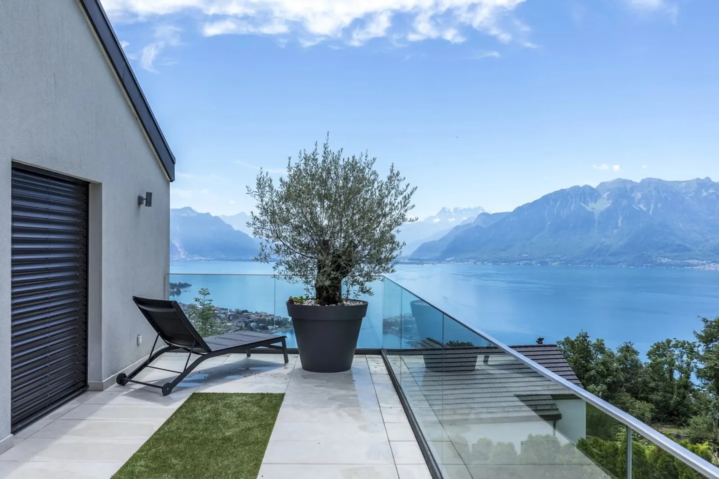 Bright property with pool and panoramic view - Photo 3 of 13