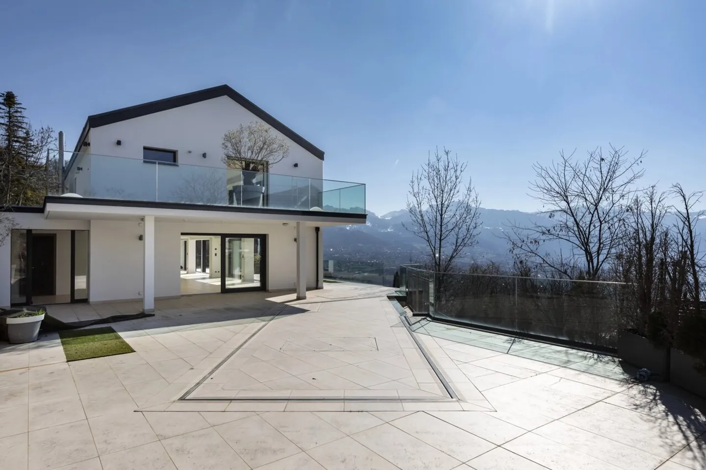 Bright property with pool and panoramic view - Photo 4 of 13