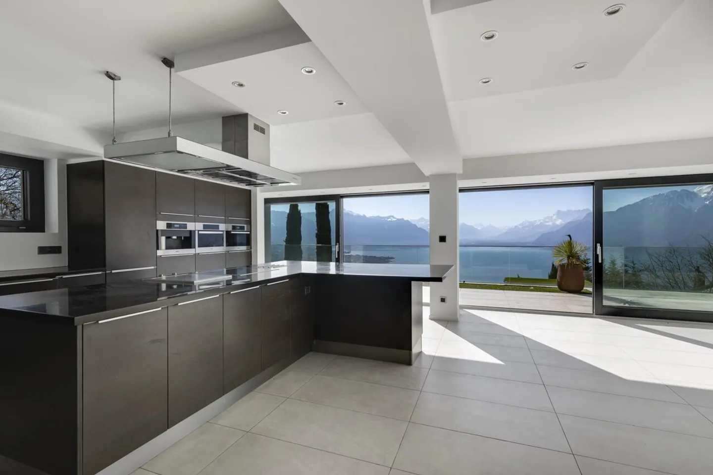 Bright property with pool and panoramic view - Photo 8 of 13