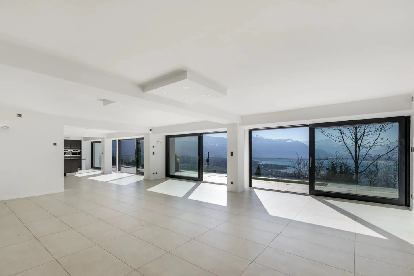 Bright property with pool and panoramic view - Photo 9 of 13