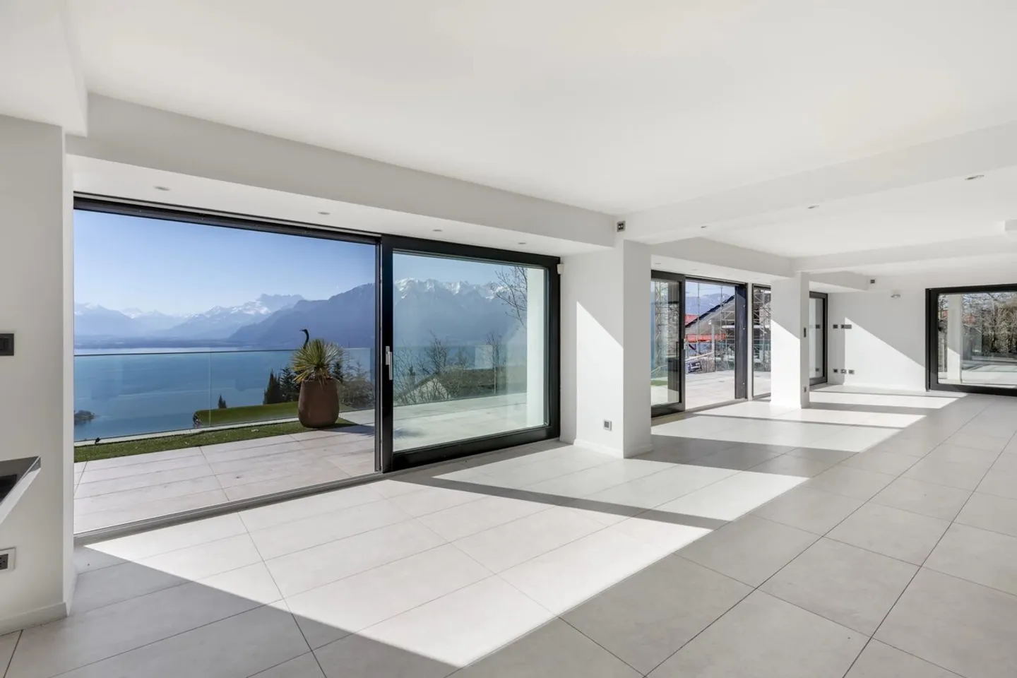 Bright property with pool and panoramic view - Photo 10 of 13