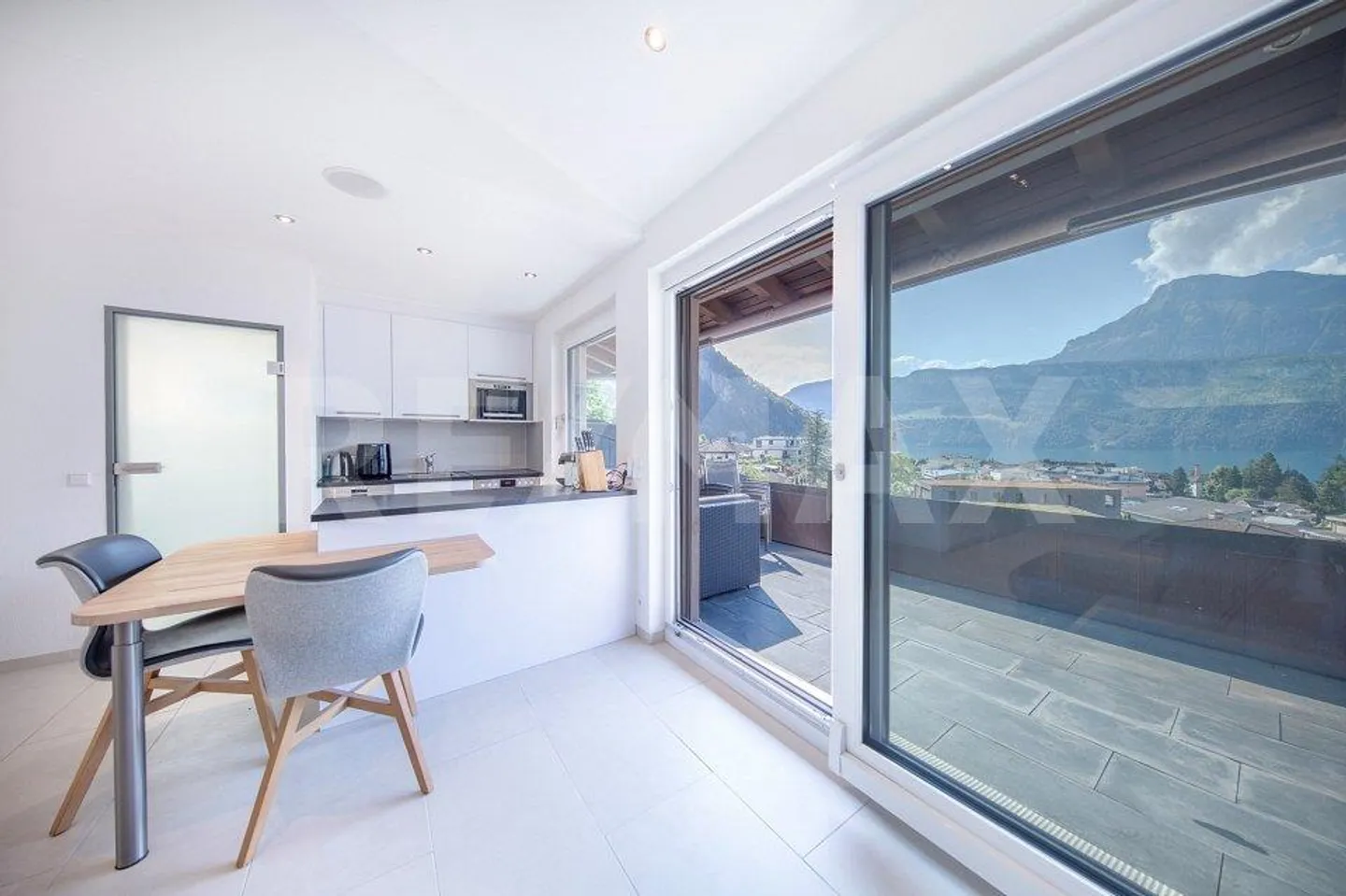 Studio résidentiel moderne et neuf avec vue imprenable sur le lac et les montagnes - Photo 6 sur 13