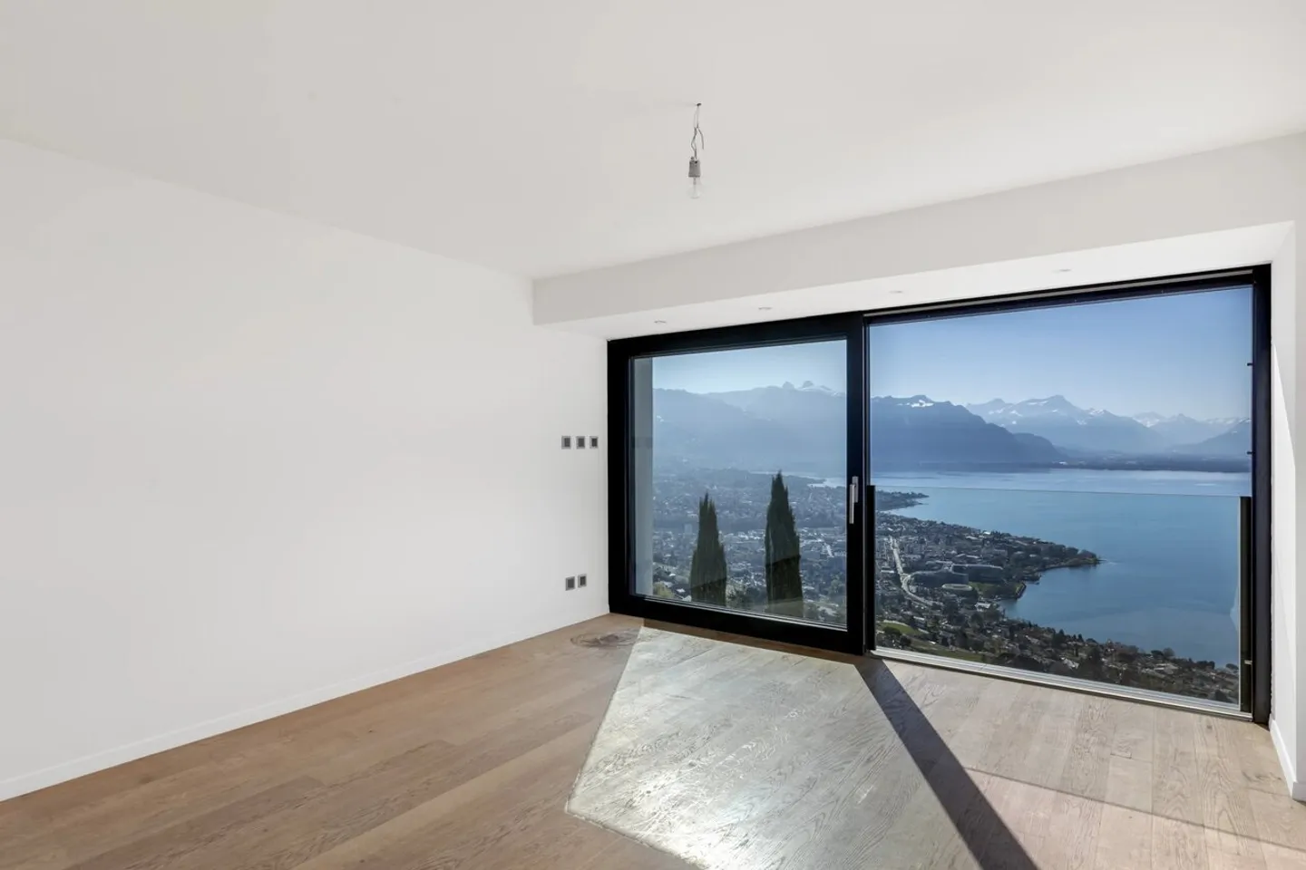 Bright property with pool and panoramic view - Photo 11 of 13