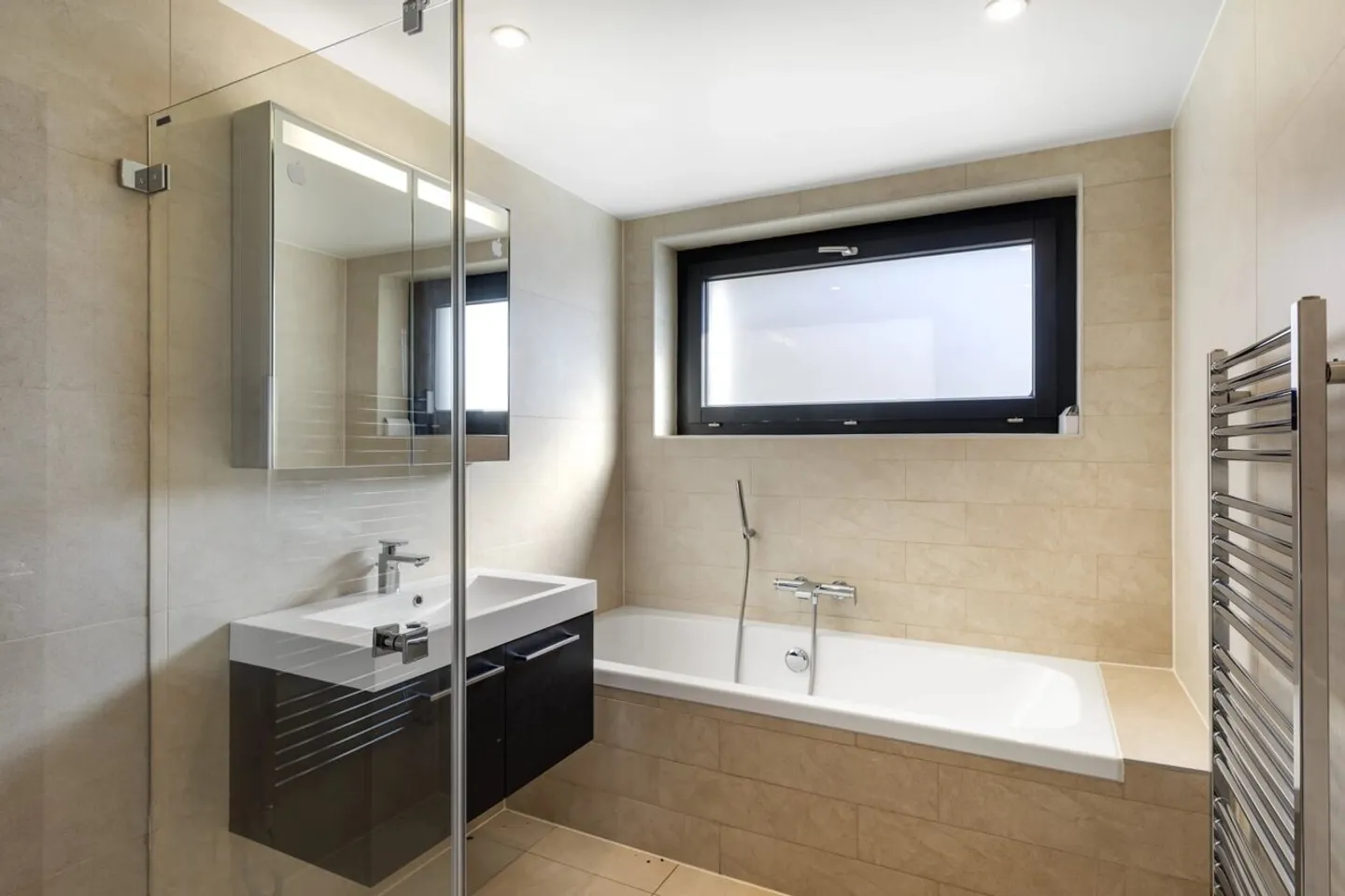 Bright property with pool and panoramic view - Photo 12 of 13