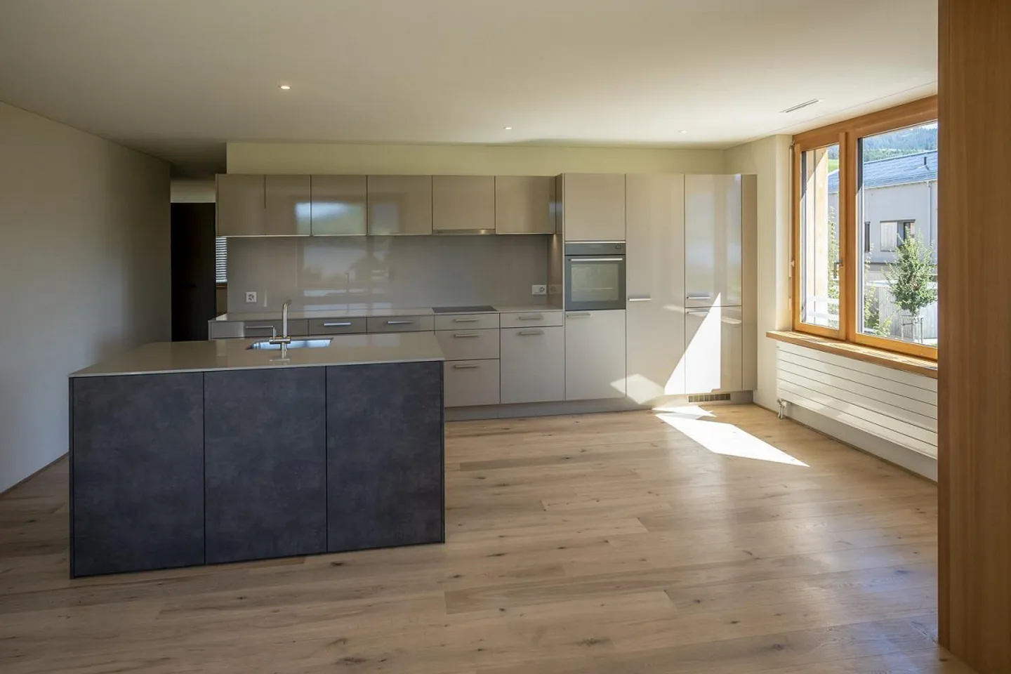 Moderne 5.5-Zimmer-Wohnung im Herzen von Willerzell - Foto 1 von 6