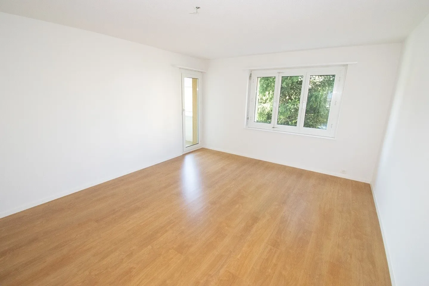 Appartement spacieux de 4,5 pièces au rez-de-chaussée - Photo 1 sur 10
