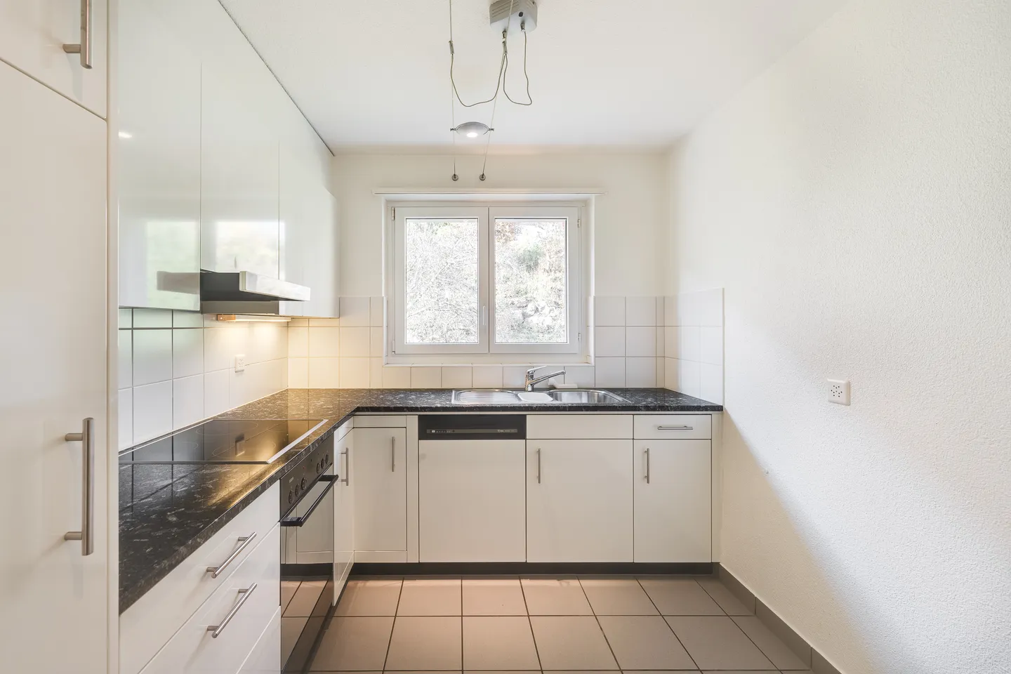 Beautiful living in a privileged sunny location with stunning lake views - Photo 3 of 6