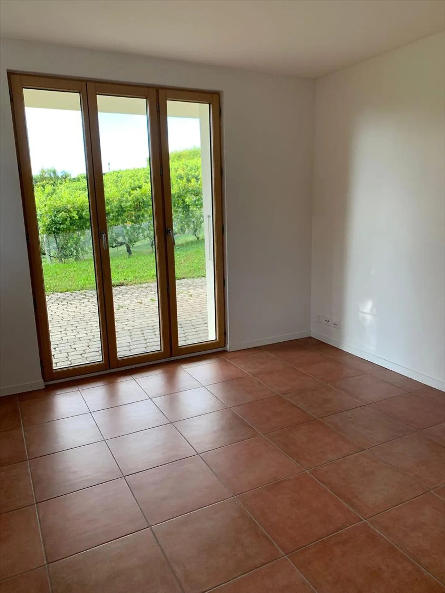 Schönes Apartment in einer ruhigen und grünen Umgebung mit Terrasse und Garten - Foto 3 von 8