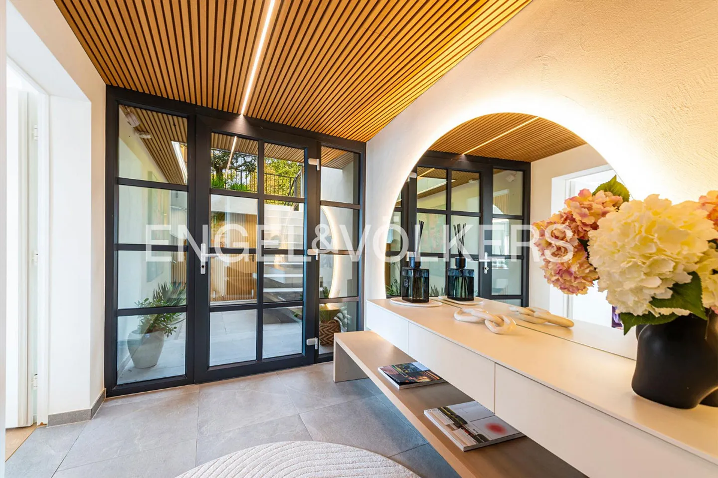 Prestigeträchtige Endreihenhausvilla mit Terrasse und Seeblick - Foto 2 von 14