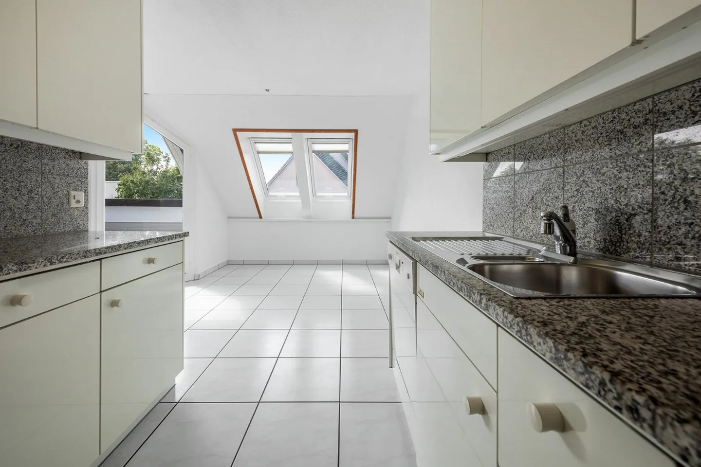 Bright Maisonette Apartment - Photo 4 of 13
