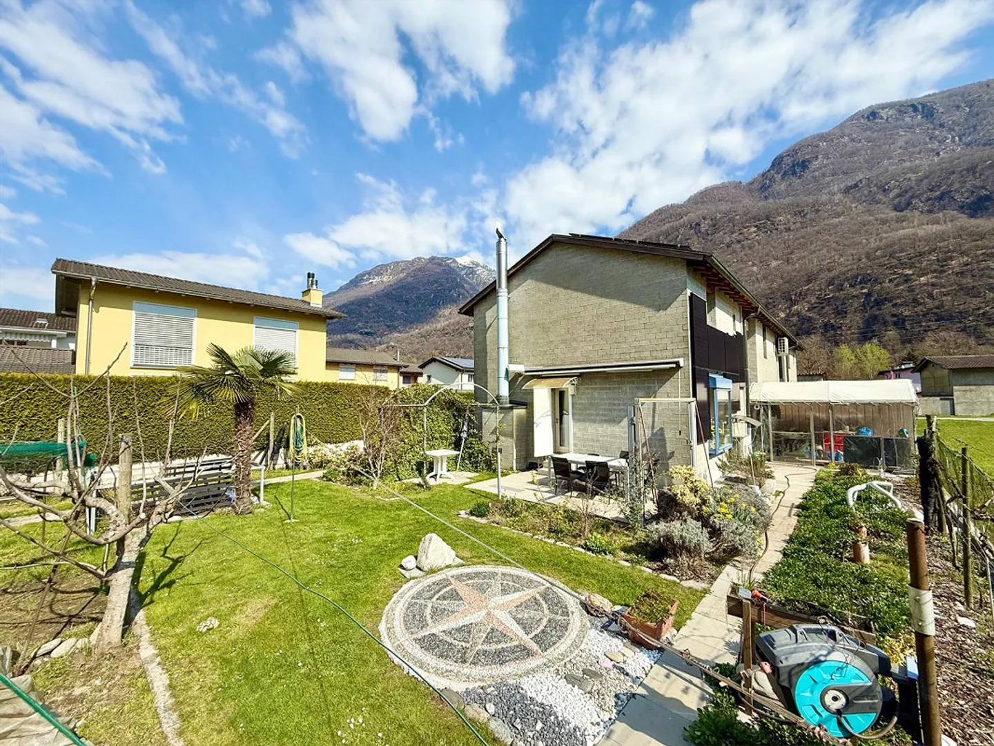 Einfamilienhaus mit Garten und Blick auf die Berge - Foto 1 von 23