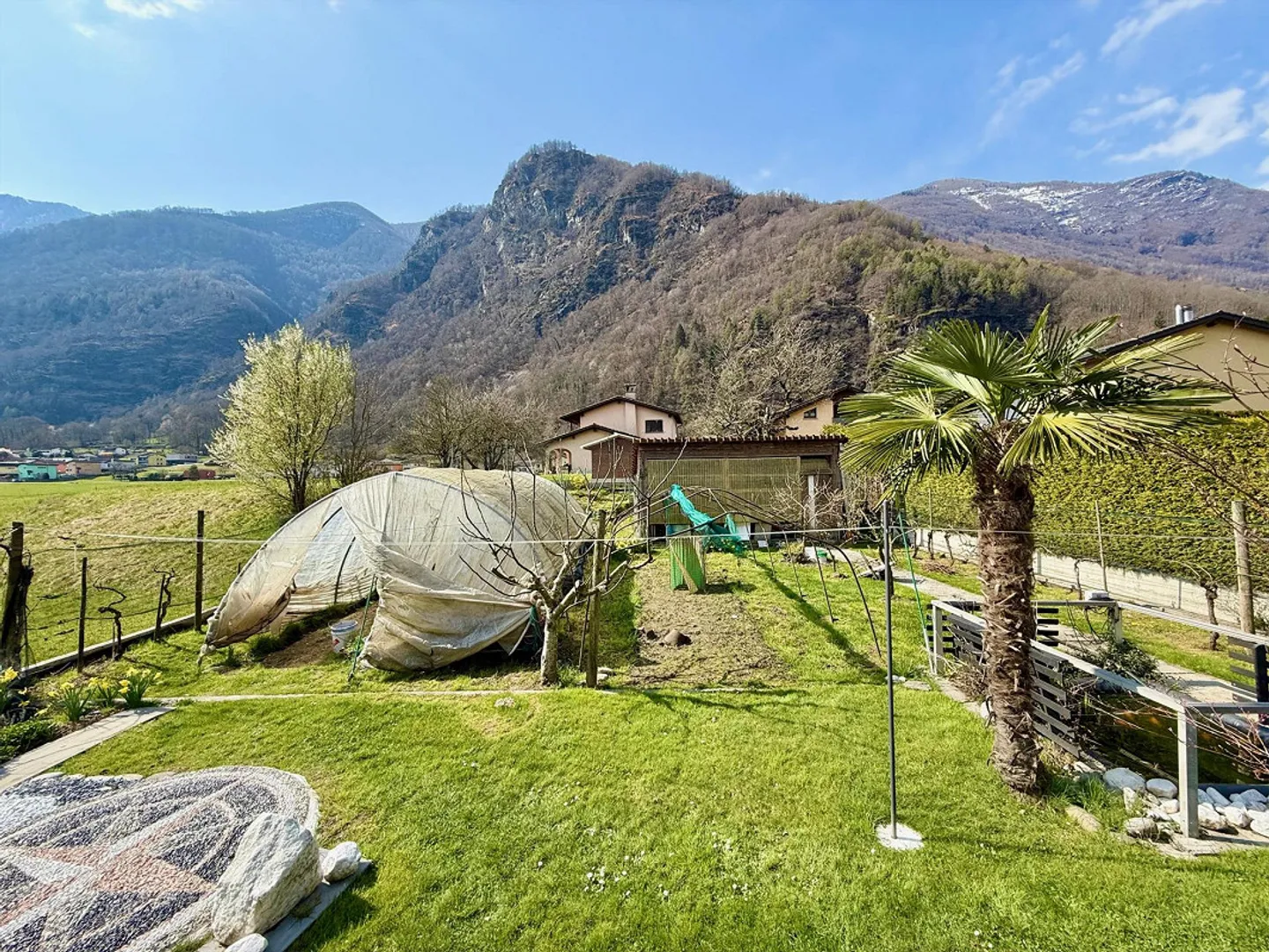 Einfamilienhaus mit Garten und Blick auf die Berge - Foto 2 von 23