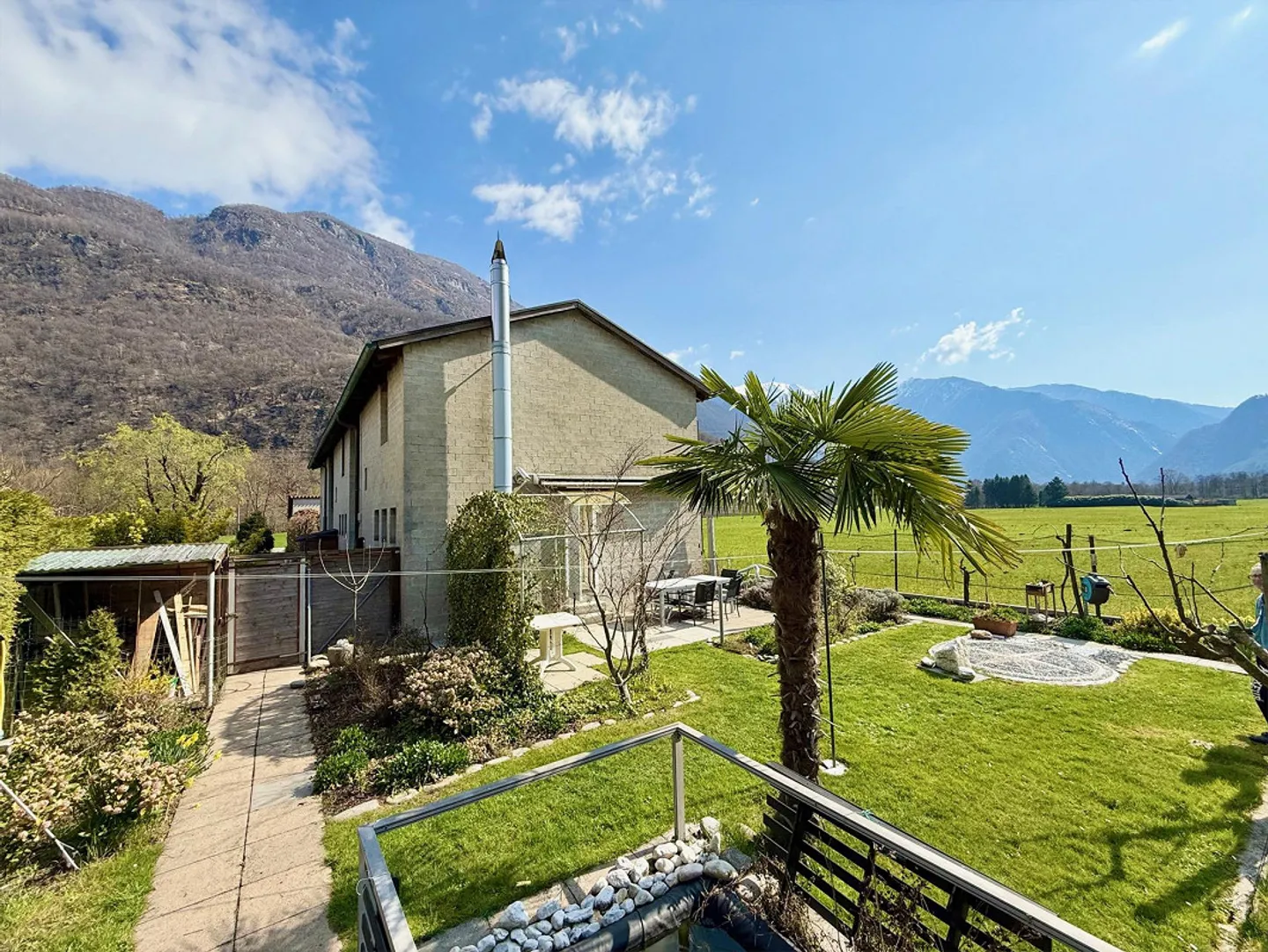 Einfamilienhaus mit Garten und Blick auf die Berge - Foto 3 von 23
