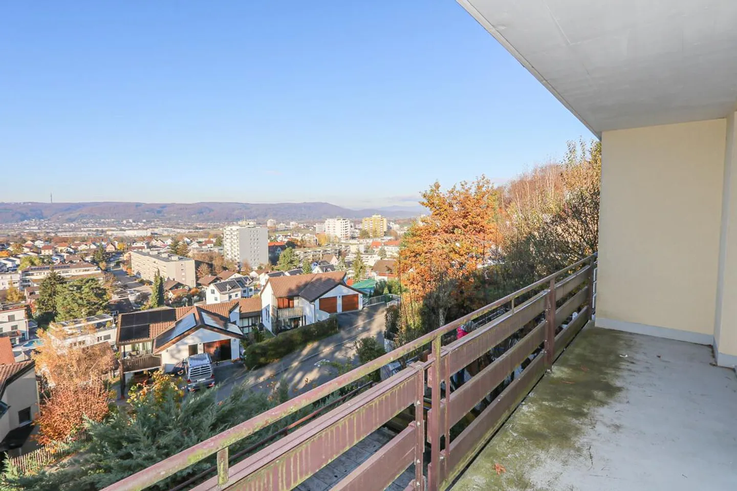 Semi-Detached House with Unobstructed Panorama View - Photo 4 of 17