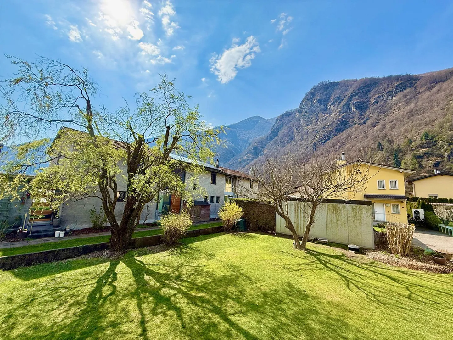 Einfamilienhaus mit Garten und Blick auf die Berge - Foto 4 von 23