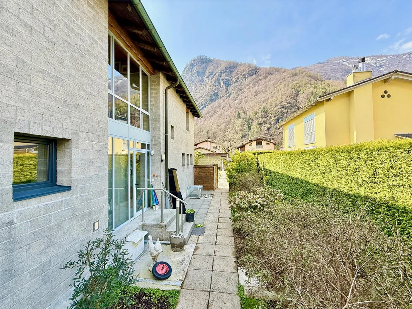 Einfamilienhaus mit Garten und Blick auf die Berge - Foto 17 von 23