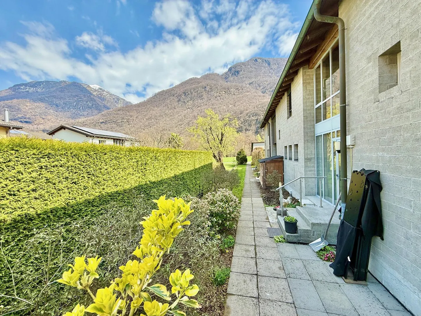 Einfamilienhaus mit Garten und Blick auf die Berge - Foto 18 von 23