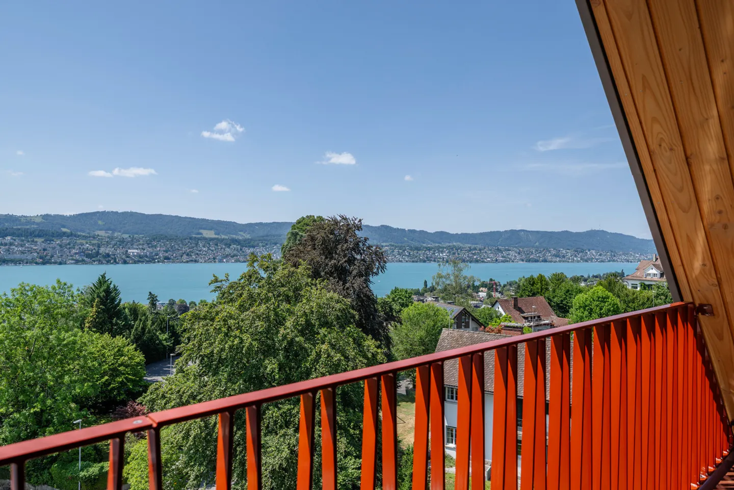 Vie au dernier étage souveraine avec vue spectaculaire sur le lac - Photo 1 sur 13