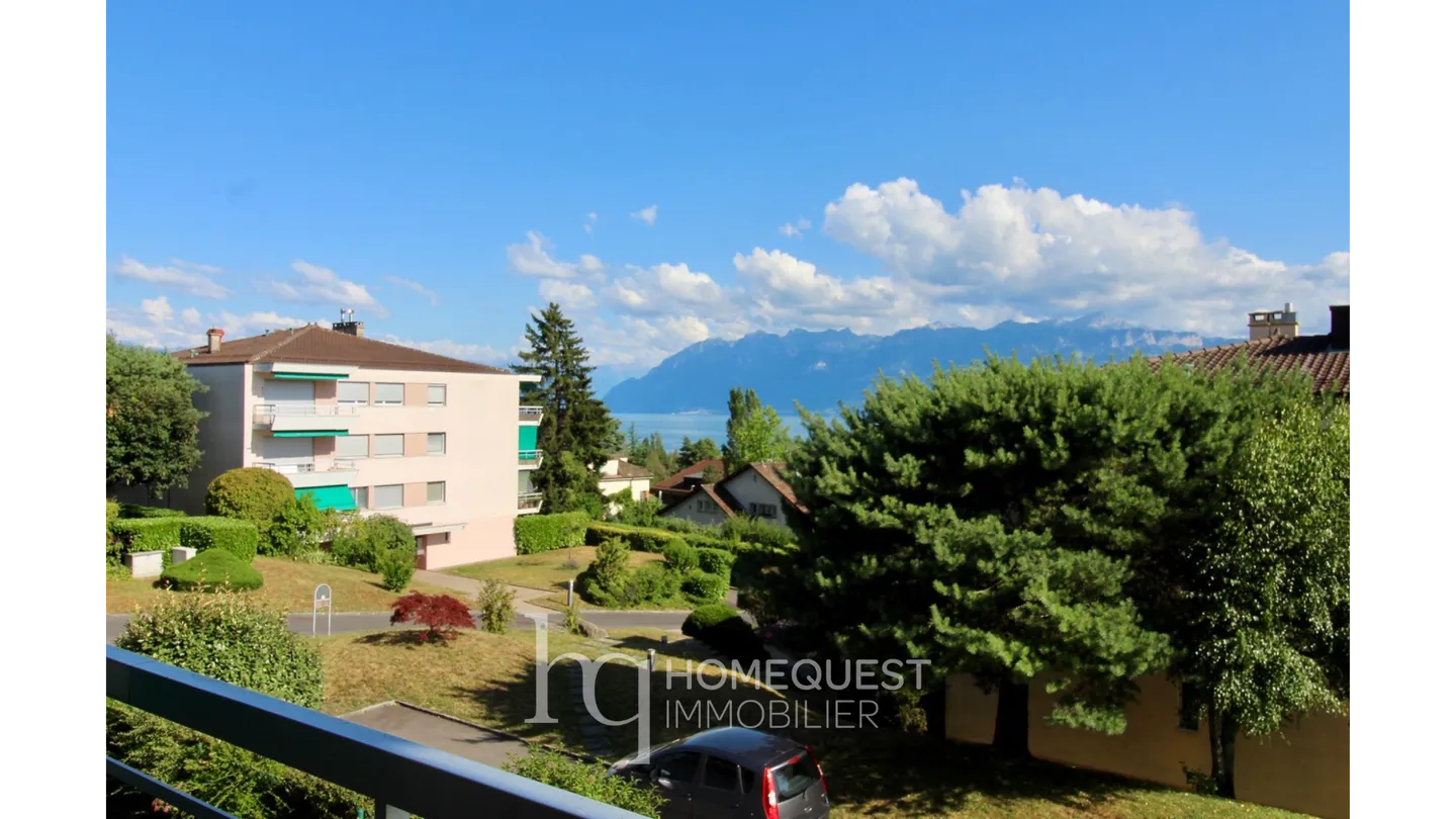 Spacious fully furnished apartment, 3.5 rooms, with beautiful lake view - Photo 1 of 17