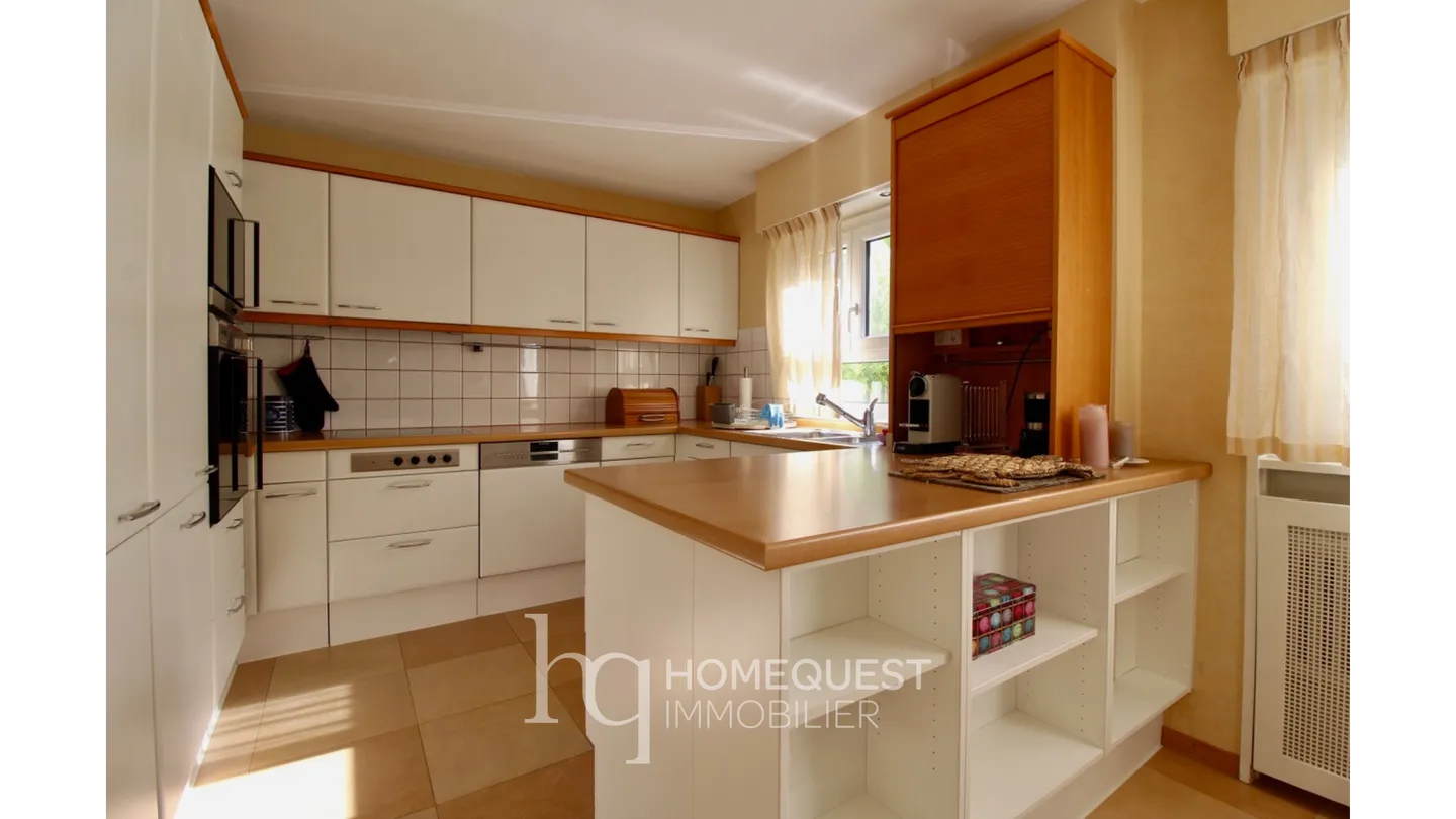 Spacious fully furnished apartment, 3.5 rooms, with beautiful lake view - Photo 3 of 17