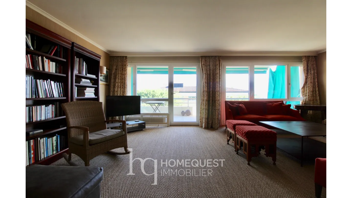 Spacious fully furnished apartment, 3.5 rooms, with beautiful lake view - Photo 4 of 17