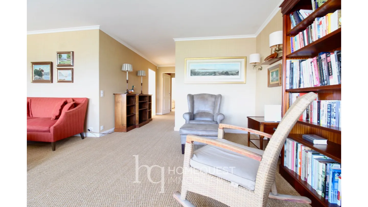 Spacious fully furnished apartment, 3.5 rooms, with beautiful lake view - Photo 7 of 17