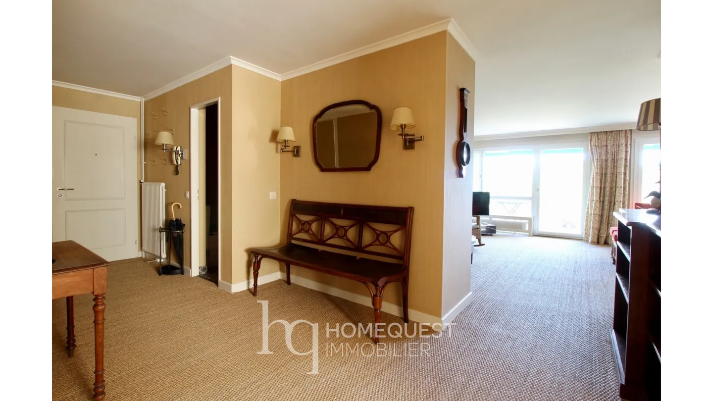 Spacious fully furnished apartment, 3.5 rooms, with beautiful lake view - Photo 9 of 17