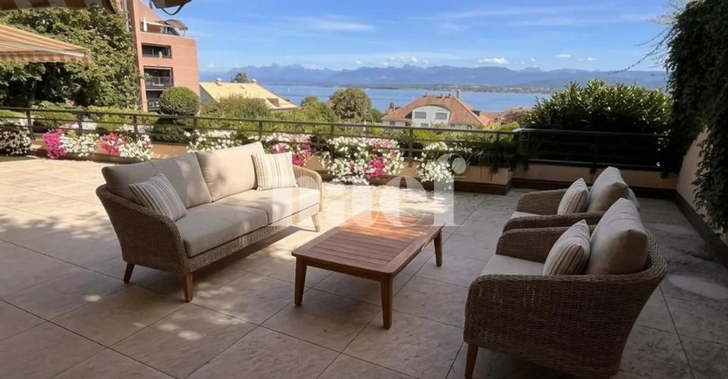 Nel centro di Nyon con vista sul lago e sul castello - Appartamento eccezionale di 4,5 locali con grande terrazza e vista sul lago - Foto 2 di 8