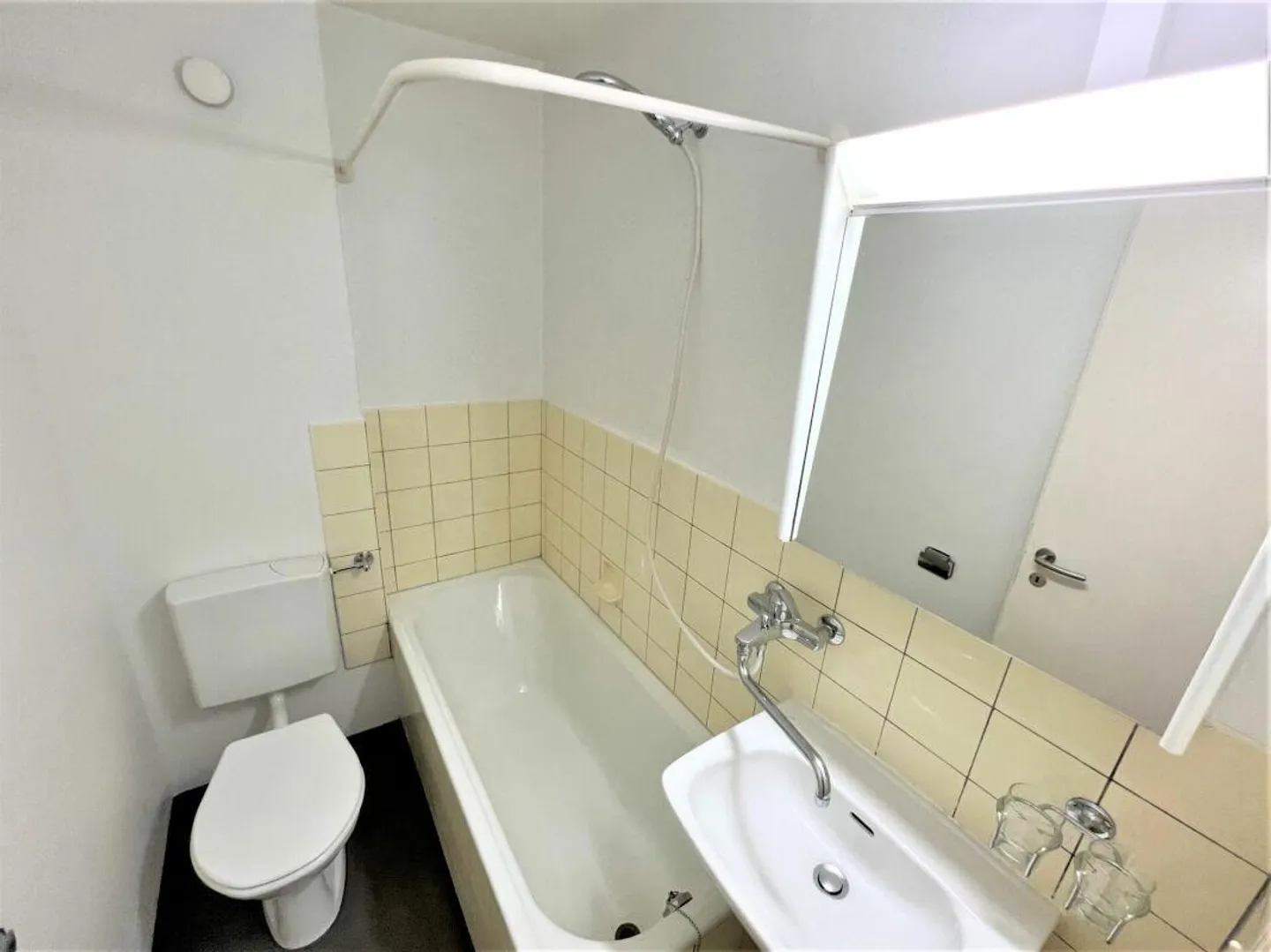 Family-friendly old apartment with balcony in a quiet location - Photo 3 of 7