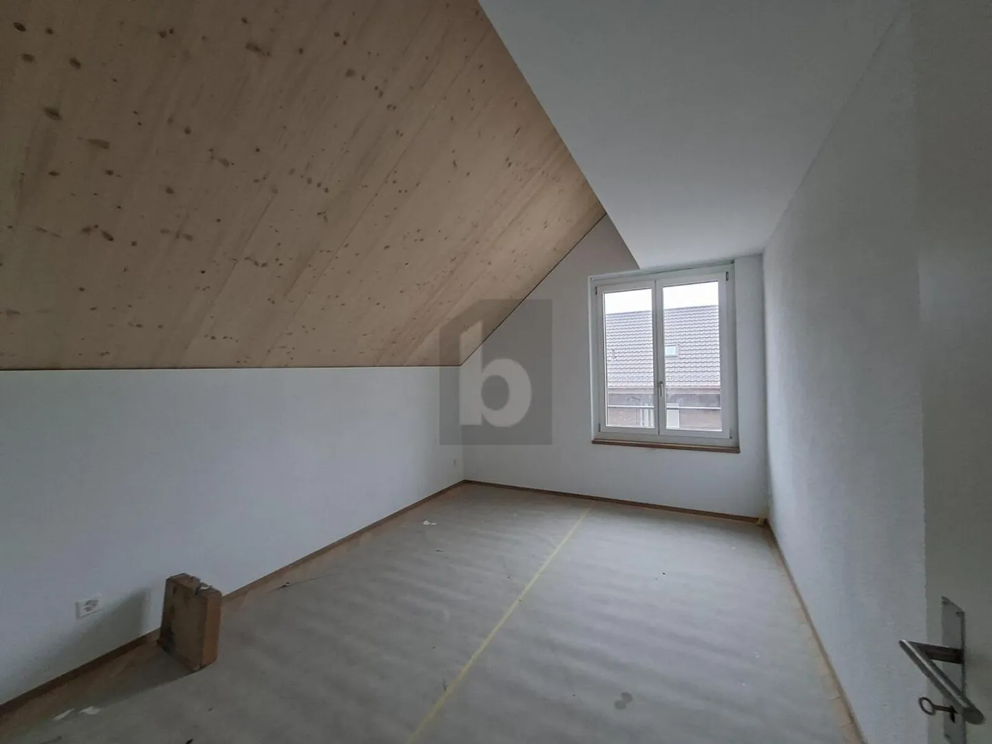 SPACIOUS, STYLISH WITH GALLERY AND VIEW - Photo 3 of 6