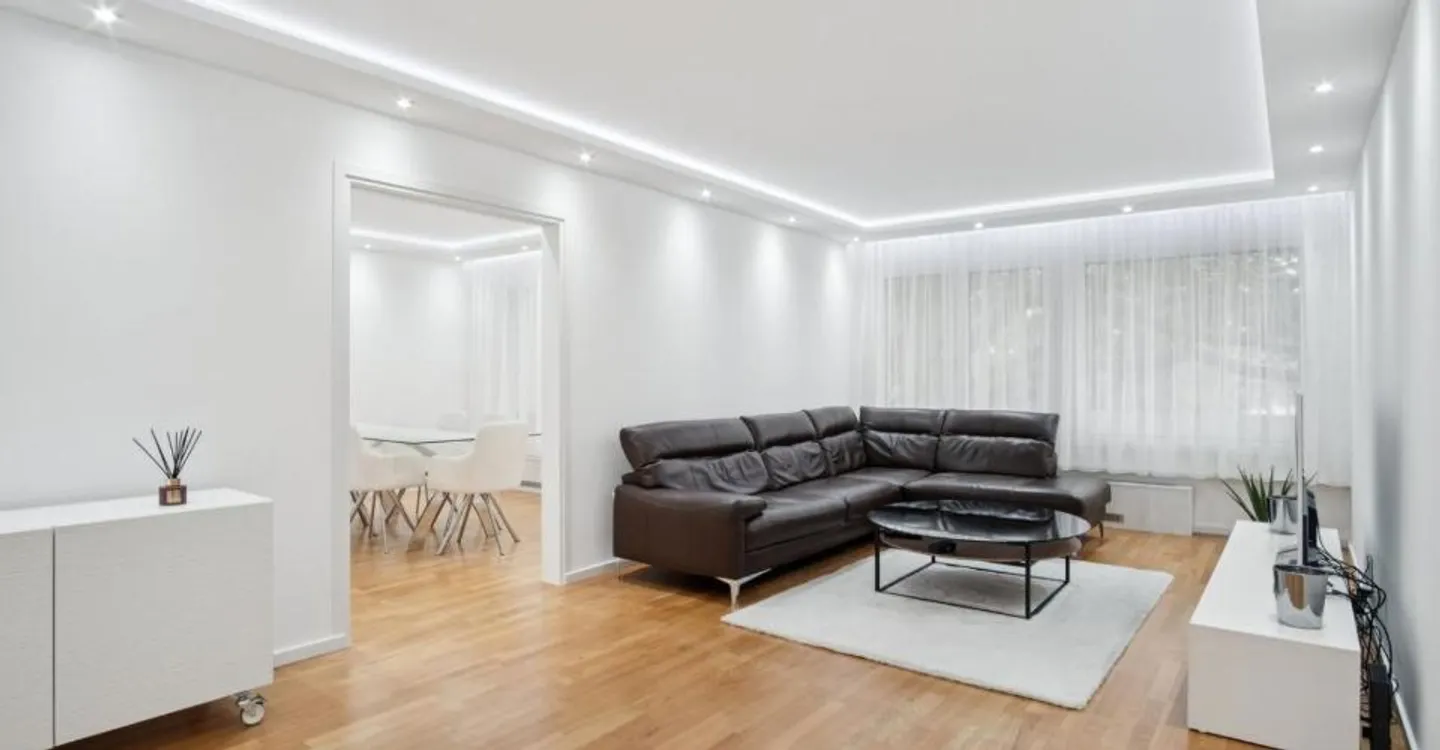 Fully renovated 4.5-room apartment - Photo 1 of 12