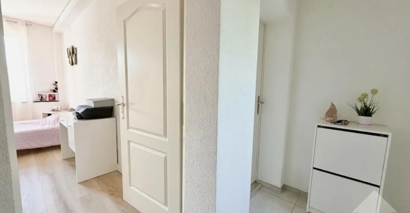 Renovierte 2,5-Zimmer-Wohnung mit Garagenbox! - Foto 3 von 10