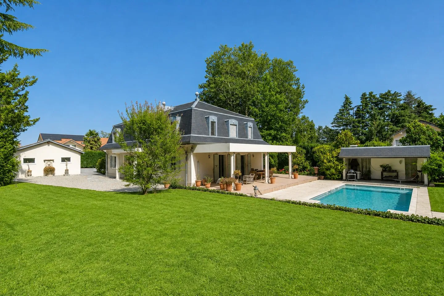 Elegant Villa with Garden - Photo 2 of 16