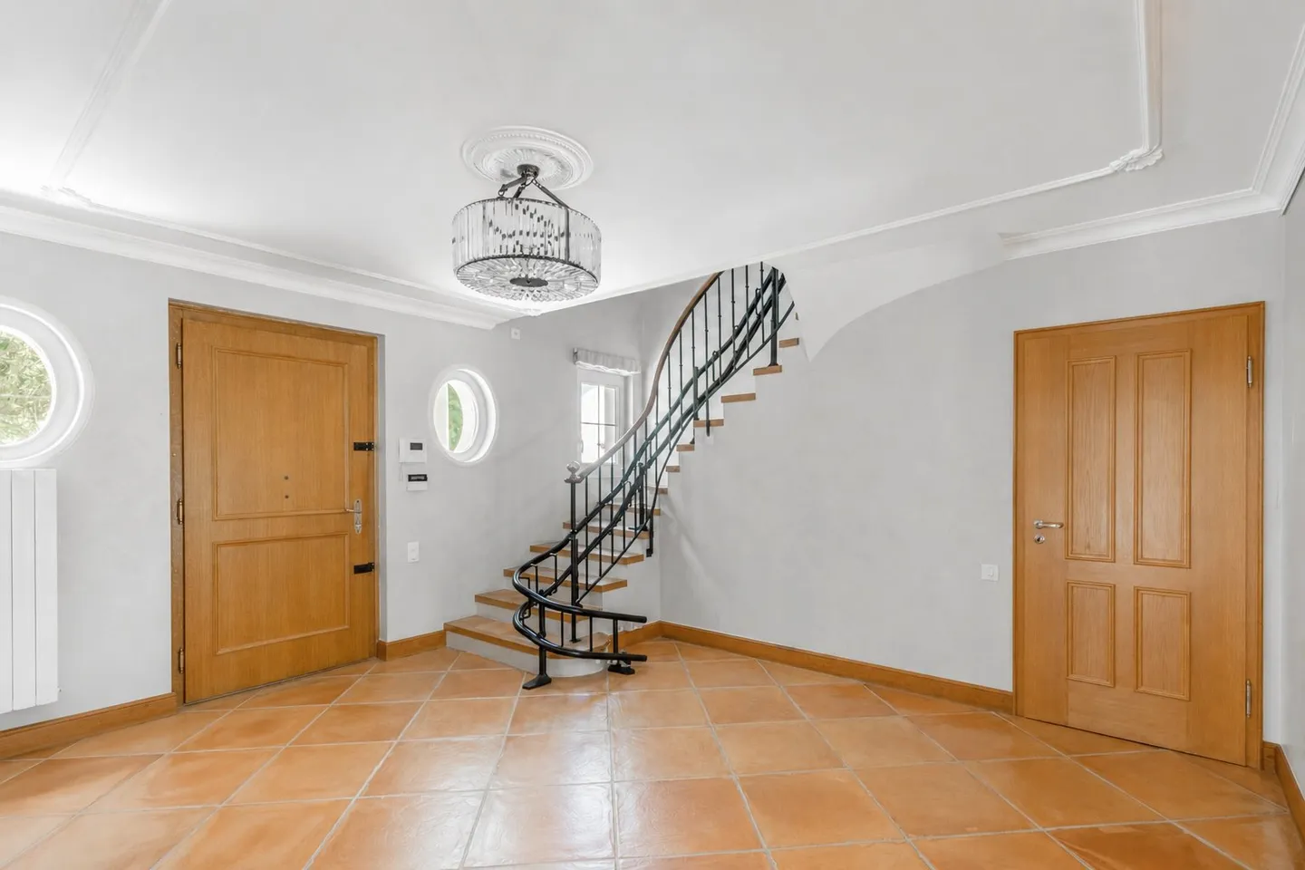 Elegant Villa with Garden - Photo 3 of 16